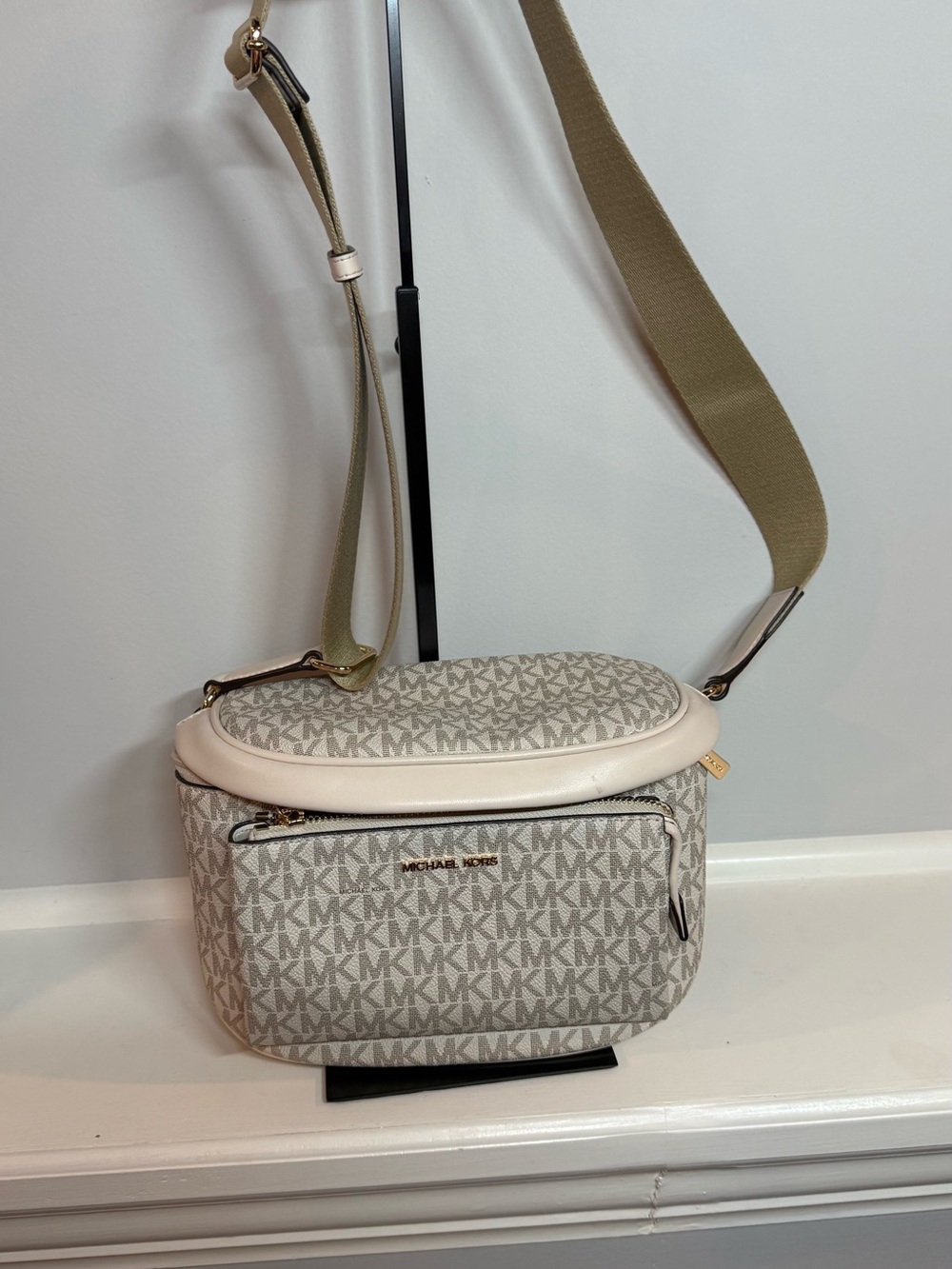 Michael Kors Slater Medium Signature Logo Sling Pack